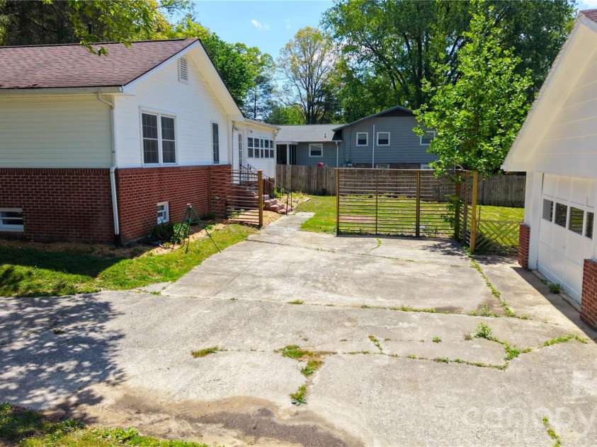 1627 Greenville Highway, Hendersonville, NC 28792.  MLS# CAR4338337, YatesRealty ID 34391. 