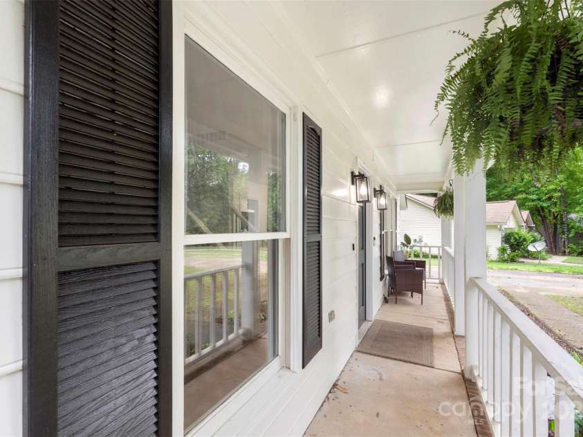 8727 Hornwood Court, Charlotte, NC 28215.  MLS# CAR4286686, YatesRealty ID 34391. 