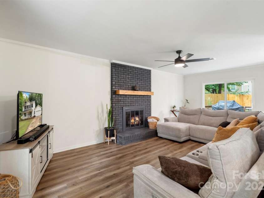 8727 Hornwood Court, Charlotte, NC 28215.  MLS# CAR4286686, YatesRealty ID 34391. 