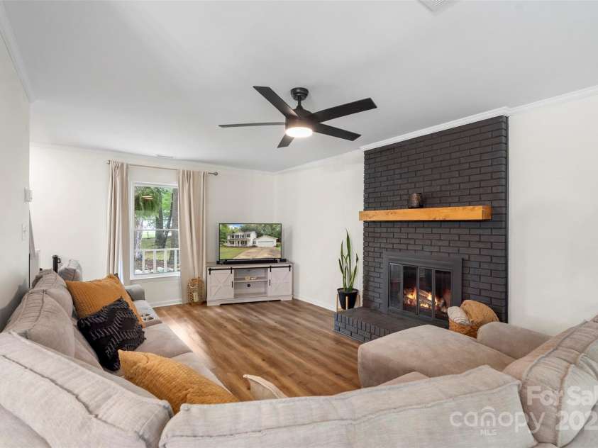 8727 Hornwood Court, Charlotte, NC 28215.  MLS# CAR4286686, YatesRealty ID 34391. 
