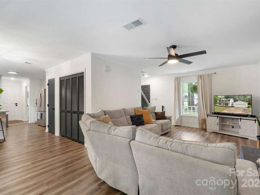 8727 Hornwood Court, Charlotte, NC 28215.  MLS# CAR4286686, YatesRealty ID 34391. 