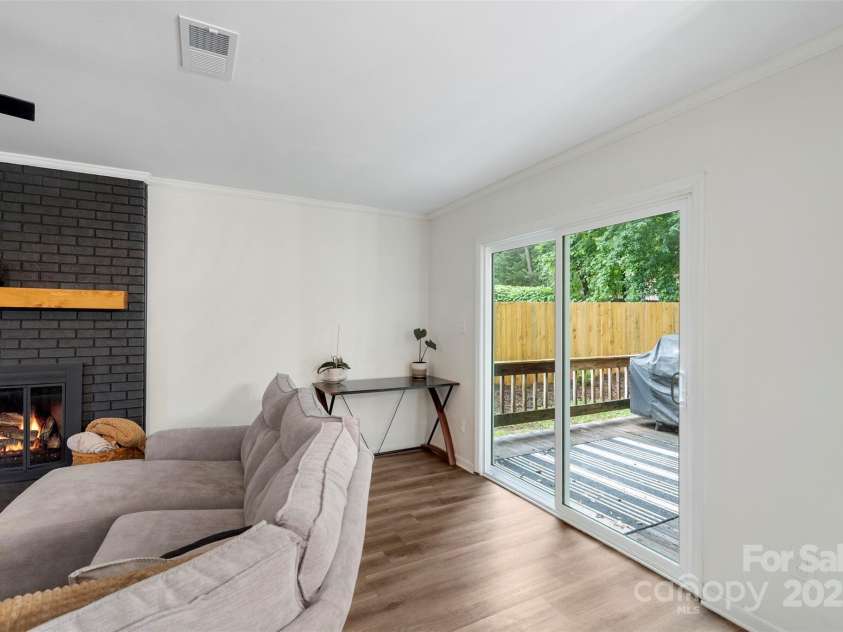 8727 Hornwood Court, Charlotte, NC 28215.  MLS# CAR4286686, YatesRealty ID 34391. 