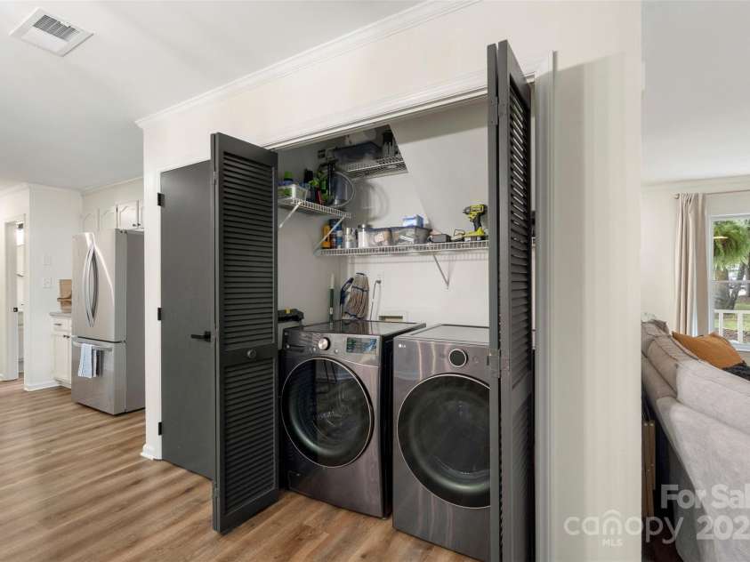 8727 Hornwood Court, Charlotte, NC 28215.  MLS# CAR4286686, YatesRealty ID 34391. 