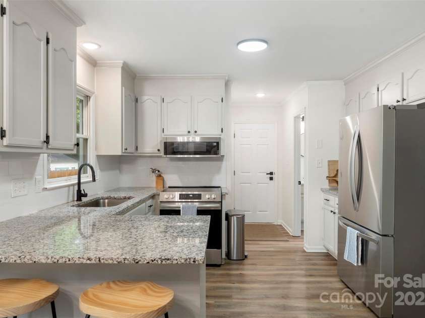 8727 Hornwood Court, Charlotte, NC 28215.  MLS# CAR4286686, YatesRealty ID 34391. 