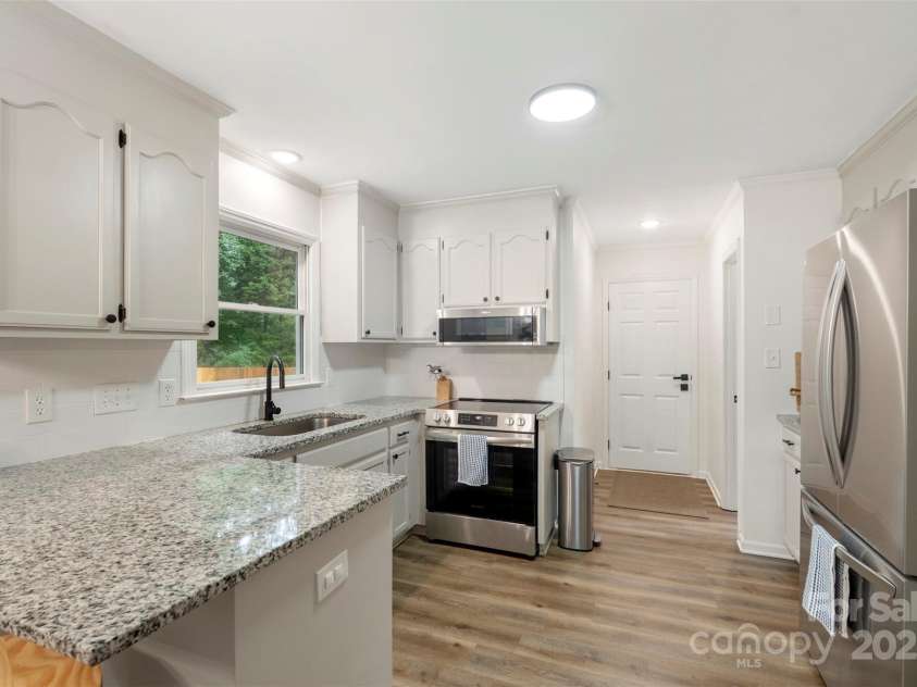8727 Hornwood Court, Charlotte, NC 28215.  MLS# CAR4286686, YatesRealty ID 34391. 