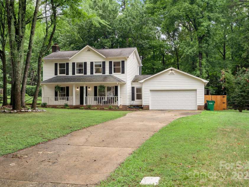 8727 Hornwood Court, Charlotte, NC 28215.  MLS# CAR4286686, YatesRealty ID 34391. 