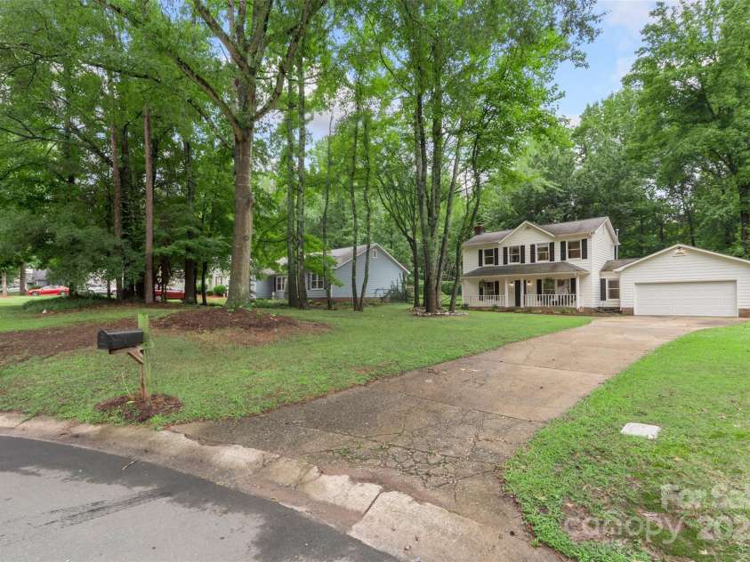 8727 Hornwood Court, Charlotte, NC 28215.  MLS# CAR4286686, YatesRealty ID 34391. 