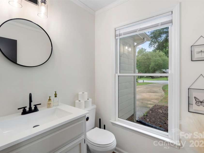 8727 Hornwood Court, Charlotte, NC 28215.  MLS# CAR4286686, YatesRealty ID 34391. 
