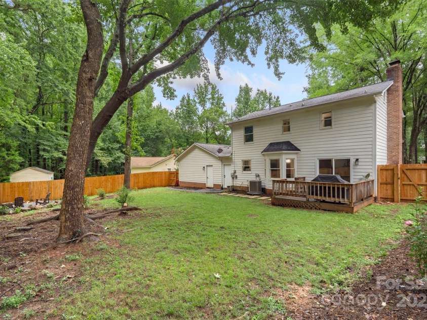 8727 Hornwood Court, Charlotte, NC 28215.  MLS# CAR4286686, YatesRealty ID 34391. 