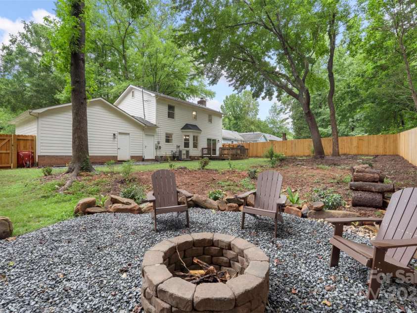 8727 Hornwood Court, Charlotte, NC 28215.  MLS# CAR4286686, YatesRealty ID 34391. 