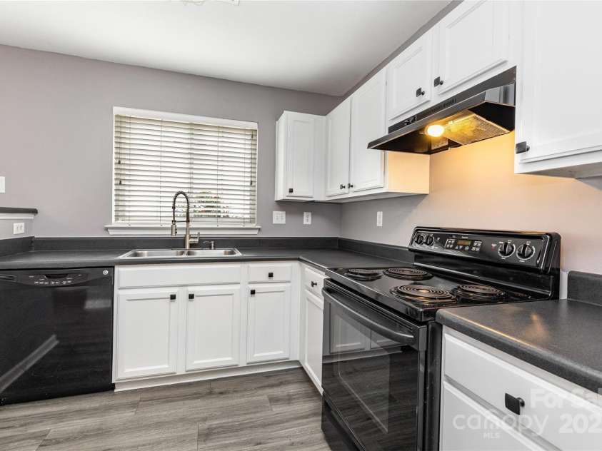 9341 Meadowmont View Drive, Charlotte, NC 28269.  MLS# CAR4285744, YatesRealty ID 34392. 