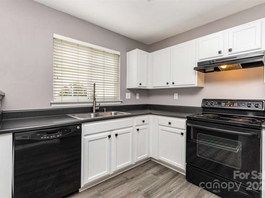 9341 Meadowmont View Drive, Charlotte, NC 28269.  MLS# CAR4285744, YatesRealty ID 34392. 