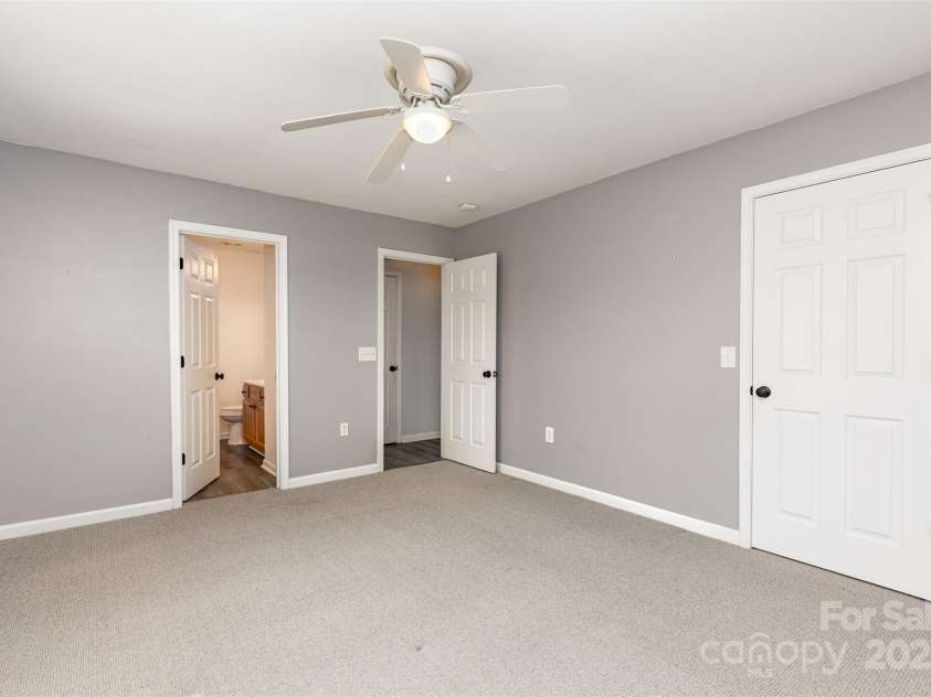 9341 Meadowmont View Drive, Charlotte, NC 28269.  MLS# CAR4285744, YatesRealty ID 34392. 