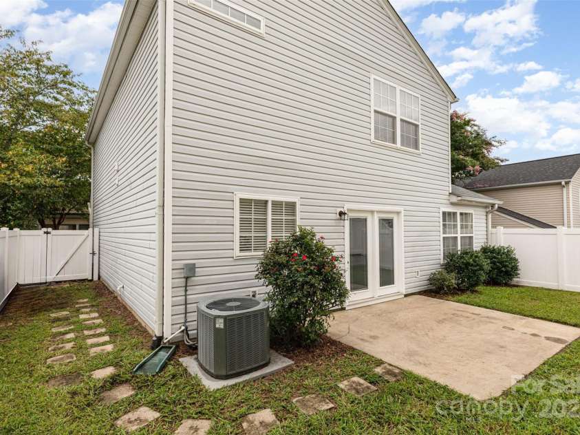 9341 Meadowmont View Drive, Charlotte, NC 28269.  MLS# CAR4285744, YatesRealty ID 34392. 