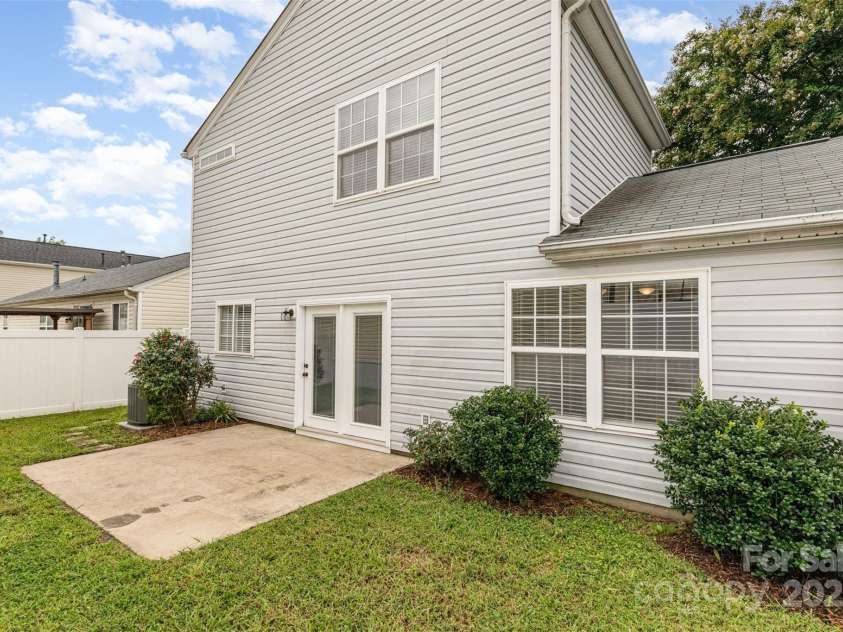 9341 Meadowmont View Drive, Charlotte, NC 28269.  MLS# CAR4285744, YatesRealty ID 34392. 