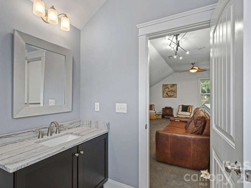 2219 Winthrop Avenue, Charlotte, NC 28203.  MLS# CAR4393922, YatesRealty ID 34398. 3rd floor full bath