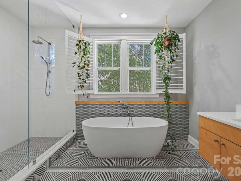 2219 Winthrop Avenue, Charlotte, NC 28203.  MLS# CAR4393922, YatesRealty ID 34398. 
