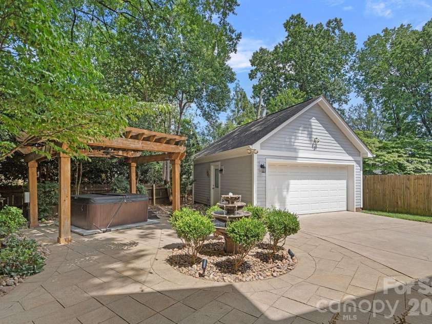 2219 Winthrop Avenue, Charlotte, NC 28203.  MLS# CAR4393922, YatesRealty ID 34398. 