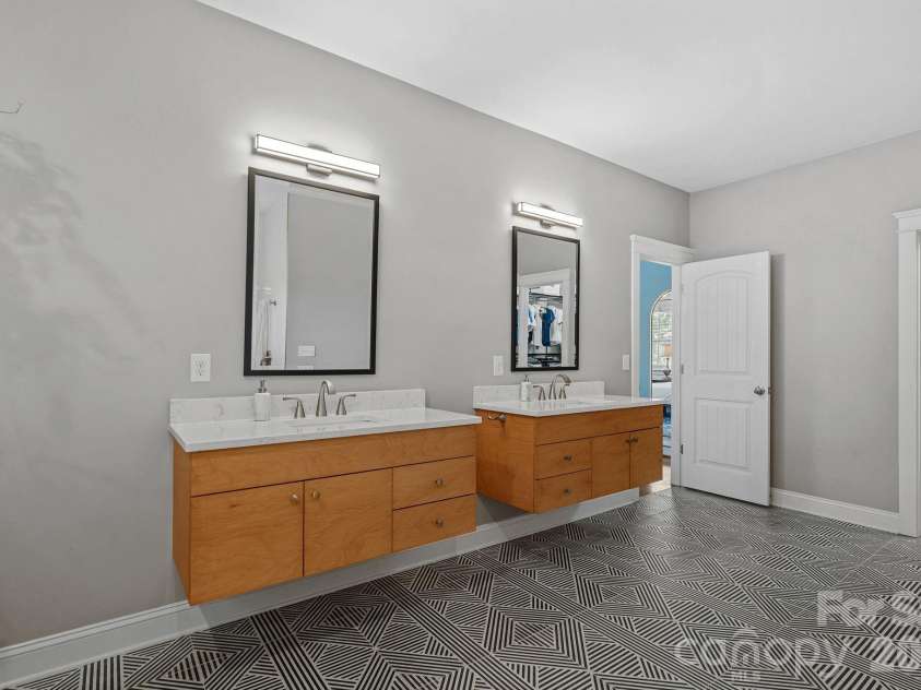 2219 Winthrop Avenue, Charlotte, NC 28203.  MLS# CAR4393922, YatesRealty ID 34398. Primary closet