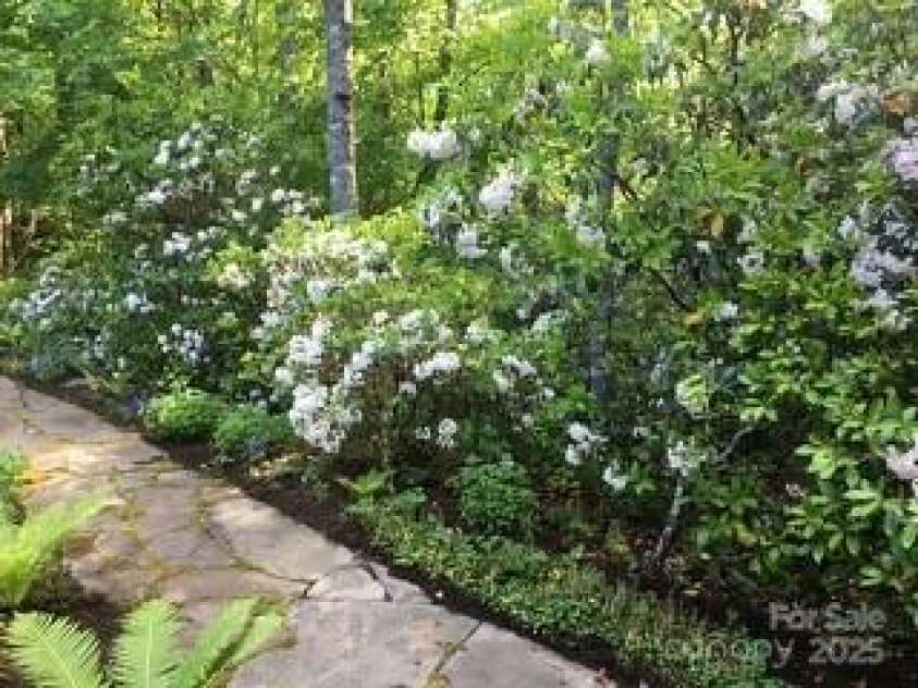 37 Wood Robin Lane, Black Mountain, NC 28711.  MLS# CAR4290952, YatesRealty ID 34398. 