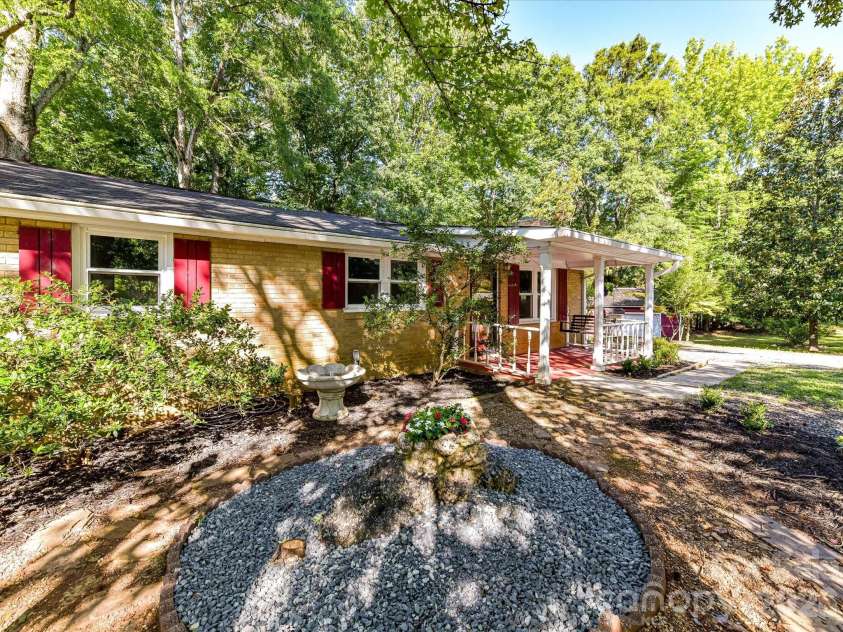 800 Ethel Street, Waxhaw, NC 28173.  MLS# CAR4389407, YatesRealty ID 34399. Front courtyard