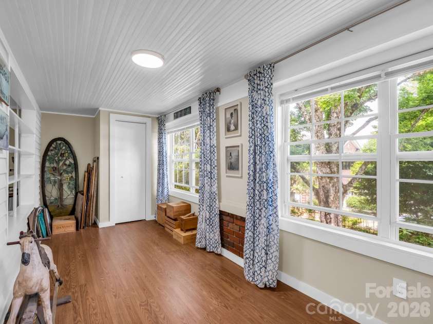 23 Sunset Drive, Black Mountain, NC 28711.  MLS# CAR4397312, YatesRealty ID 34401. 