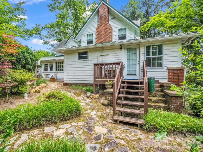 23 Sunset Drive, Black Mountain, NC 28711.  MLS# CAR4397312, YatesRealty ID 34401. A Special Place in Black Mountain