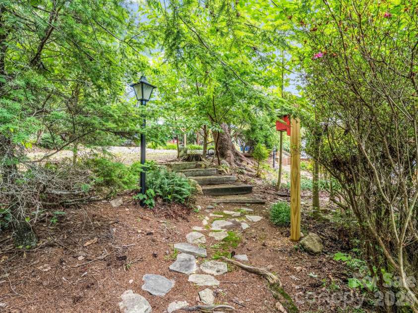 23 Sunset Drive, Black Mountain, NC 28711.  MLS# CAR4397312, YatesRealty ID 34401. Established Pathways