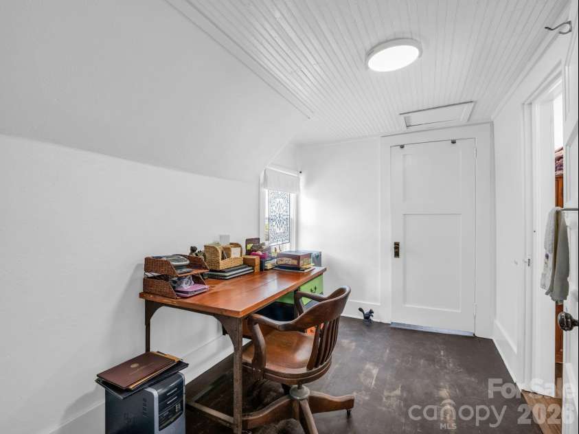 23 Sunset Drive, Black Mountain, NC 28711.  MLS# CAR4397312, YatesRealty ID 34401. Flex Space