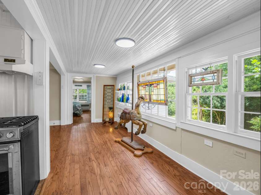 23 Sunset Drive, Black Mountain, NC 28711.  MLS# CAR4397312, YatesRealty ID 34401. Front Hallway