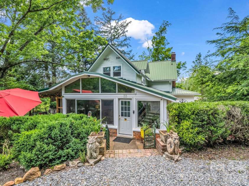 23 Sunset Drive, Black Mountain, NC 28711.  MLS# CAR4397312, YatesRealty ID 34401. Inviting Front Entry