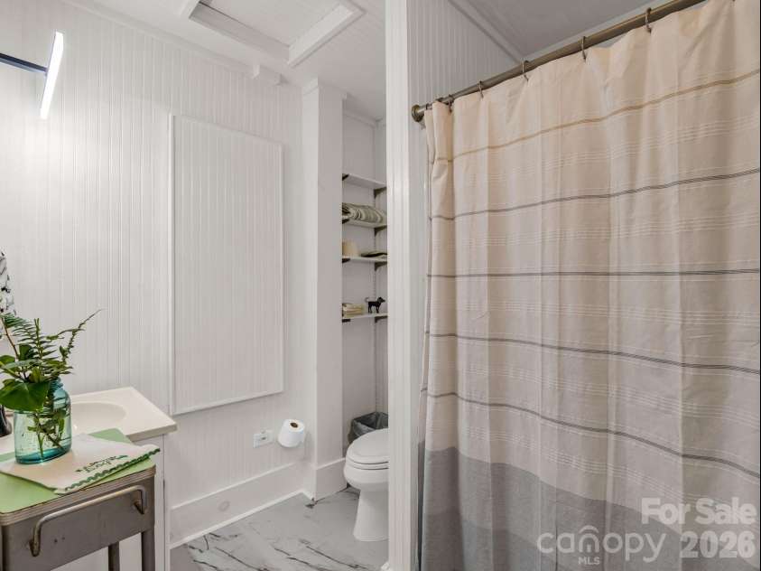 23 Sunset Drive, Black Mountain, NC 28711.  MLS# CAR4397312, YatesRealty ID 34401. Main-Level Bath