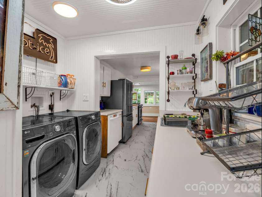 23 Sunset Drive, Black Mountain, NC 28711.  MLS# CAR4397312, YatesRealty ID 34401. Main-Level Laundry