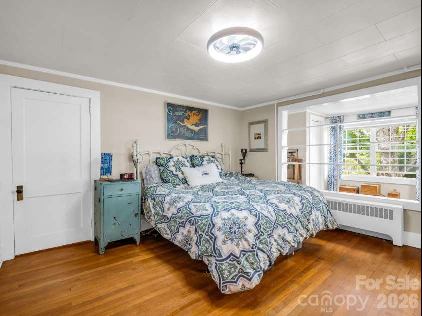 23 Sunset Drive, Black Mountain, NC 28711.  MLS# CAR4397312, YatesRealty ID 34401. Main-Level Primary Bedroom