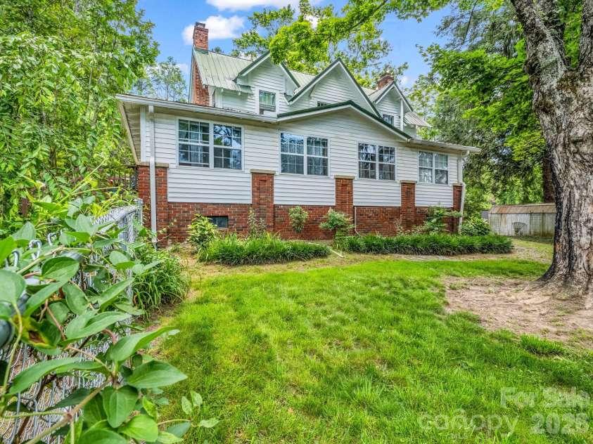 23 Sunset Drive, Black Mountain, NC 28711.  MLS# CAR4397312, YatesRealty ID 34401. Rear Exterior & Garden Setting