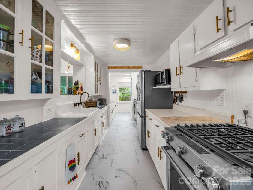 23 Sunset Drive, Black Mountain, NC 28711.  MLS# CAR4397312, YatesRealty ID 34401. Updated Kitchen with Gas Range