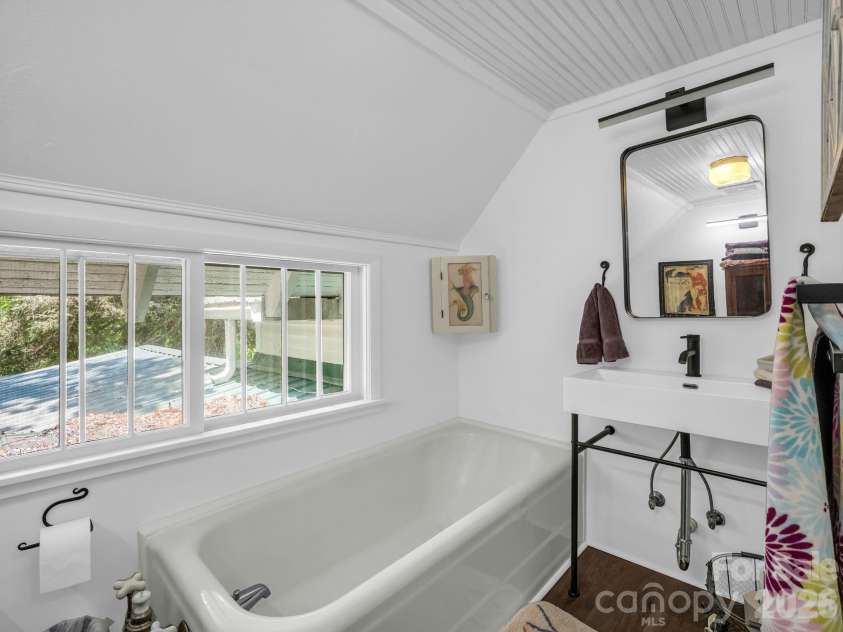 23 Sunset Drive, Black Mountain, NC 28711.  MLS# CAR4397312, YatesRealty ID 34401. Upper Level Full Bath