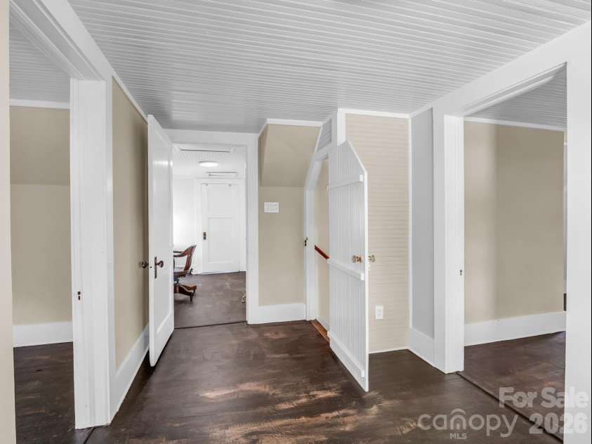 23 Sunset Drive, Black Mountain, NC 28711.  MLS# CAR4397312, YatesRealty ID 34401. Upper-Level Landing