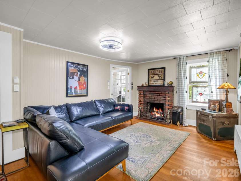 23 Sunset Drive, Black Mountain, NC 28711.  MLS# CAR4397312, YatesRealty ID 34401. Warm & Inviting Living Space