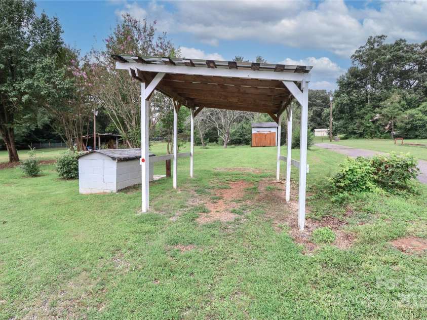 3359 Wilkesboro Highway, Statesville, NC 28625.  MLS# CAR4295079, YatesRealty ID 34402. 