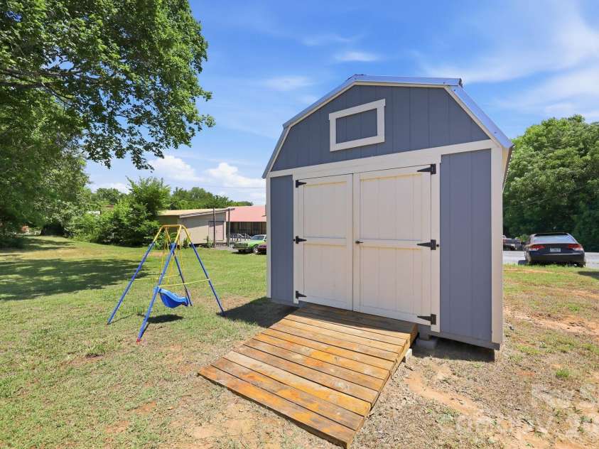 110 Wilfred Avenue, Lexington, NC 27292.  MLS# CAR4396193, YatesRealty ID 34403. 