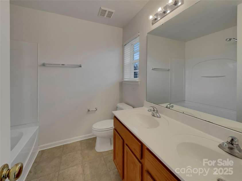 725 Rock Lake Glen, Fort Mill, SC 29715.  MLS# CAR4229337, YatesRealty ID 34403. 