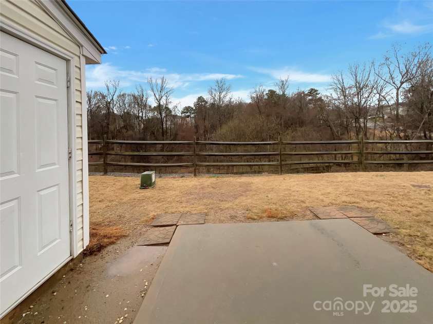 725 Rock Lake Glen, Fort Mill, SC 29715.  MLS# CAR4229337, YatesRealty ID 34403. 