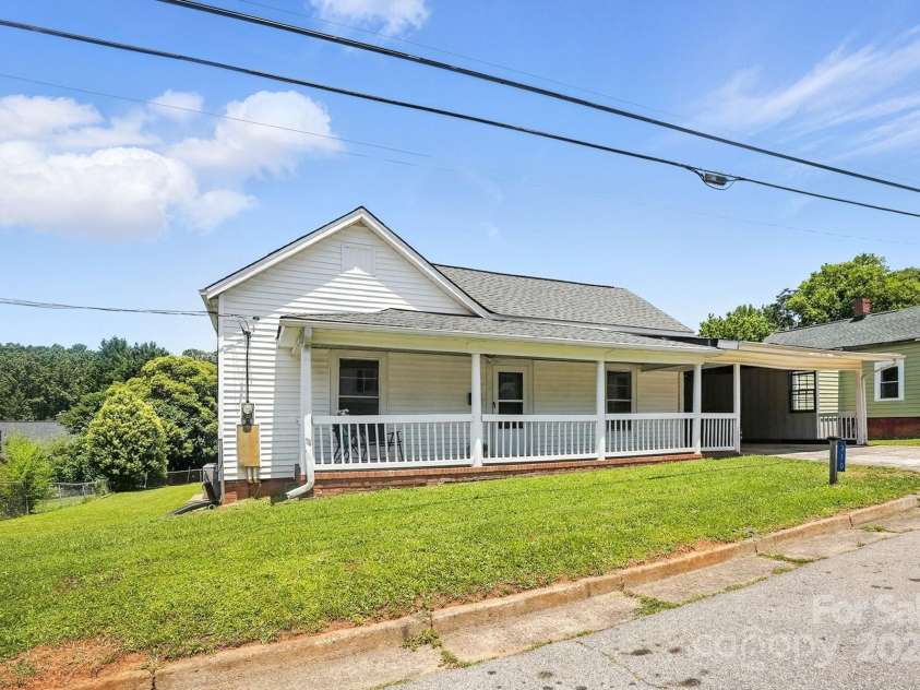 310 Sidney Johnson Street, Fort Mill, SC 29715.  MLS# CAR4274696, YatesRealty ID 34404. Home sits near Walter Elisha Park in downtown Fort Mill