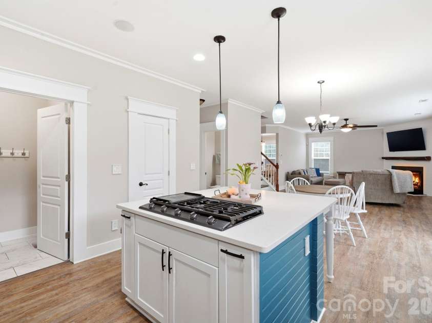 3585 Leighton Drive, Concord, NC 28027.  MLS# CAR4397371, YatesRealty ID 34404. Gas Cooktop