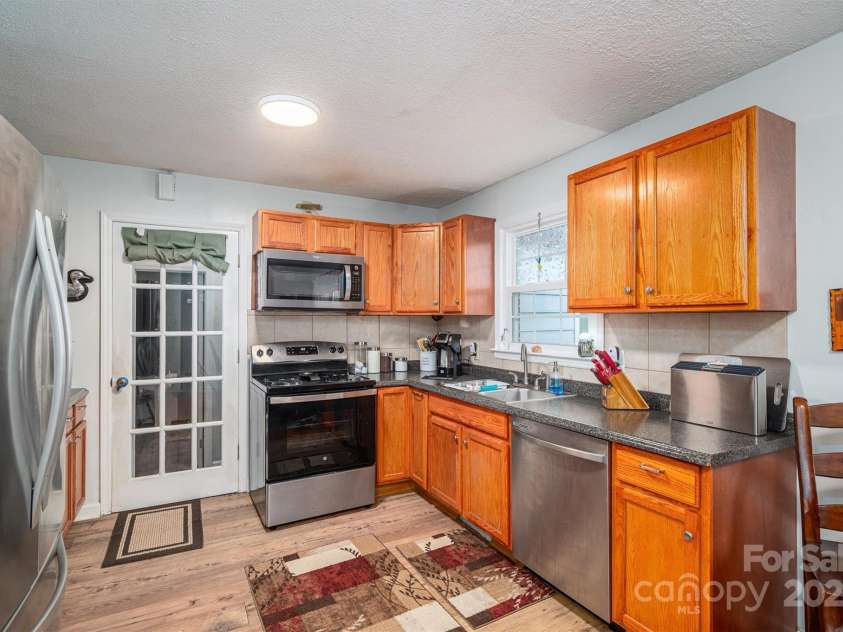 515 Lakewood Drive, Gastonia, NC 28056.  MLS# CAR4295444, YatesRealty ID 34405. 