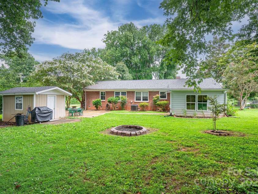 515 Lakewood Drive, Gastonia, NC 28056.  MLS# CAR4295444, YatesRealty ID 34405. 