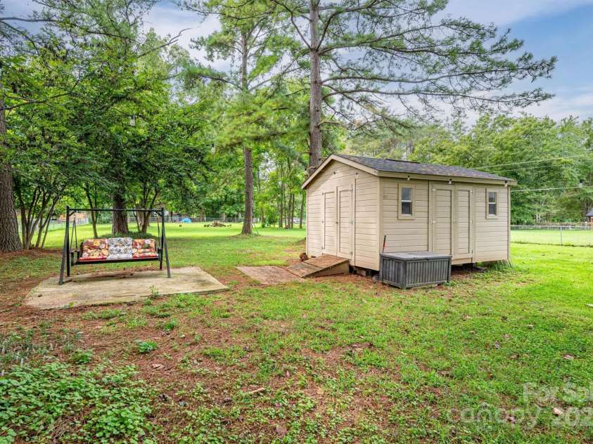 515 Lakewood Drive, Gastonia, NC 28056.  MLS# CAR4295444, YatesRealty ID 34405. 