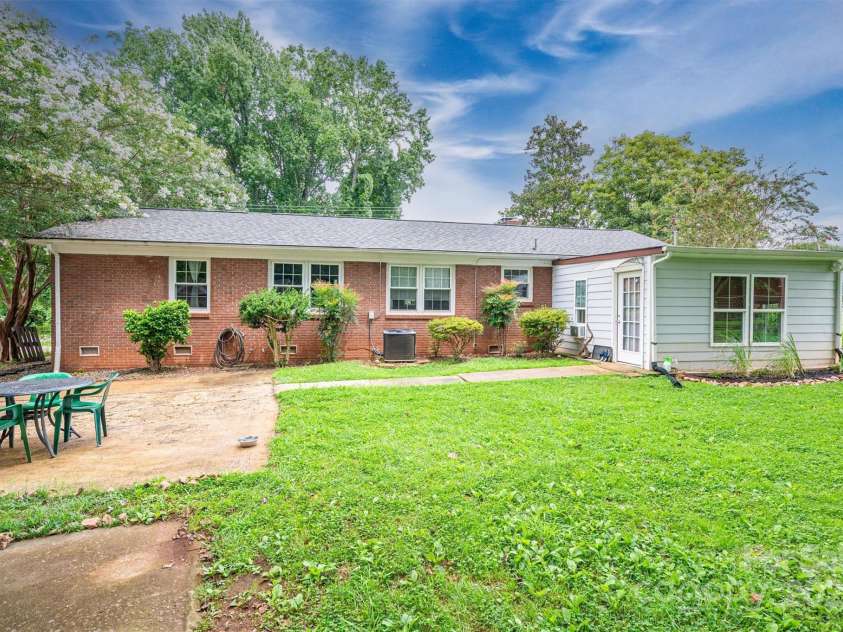 515 Lakewood Drive, Gastonia, NC 28056.  MLS# CAR4295444, YatesRealty ID 34405. 