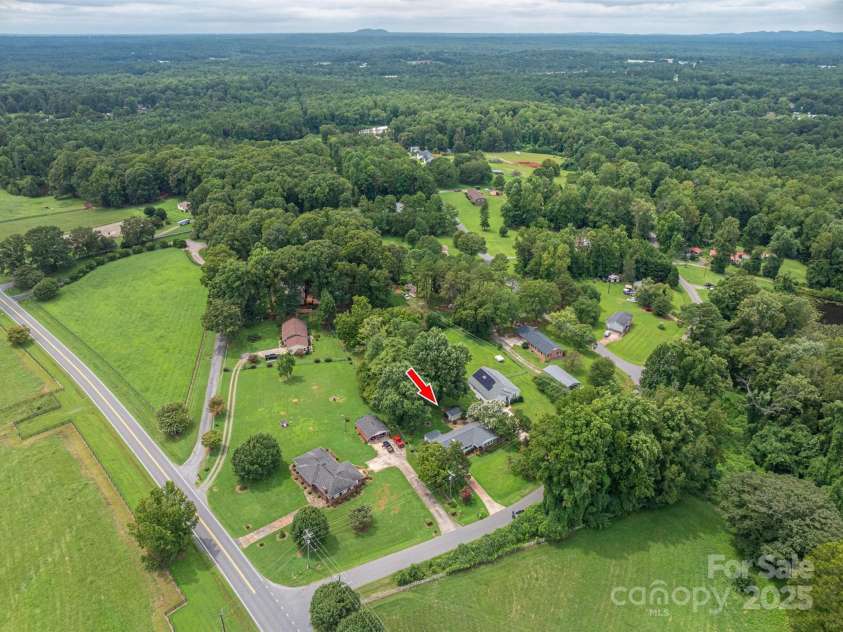 515 Lakewood Drive, Gastonia, NC 28056.  MLS# CAR4295444, YatesRealty ID 34405. 